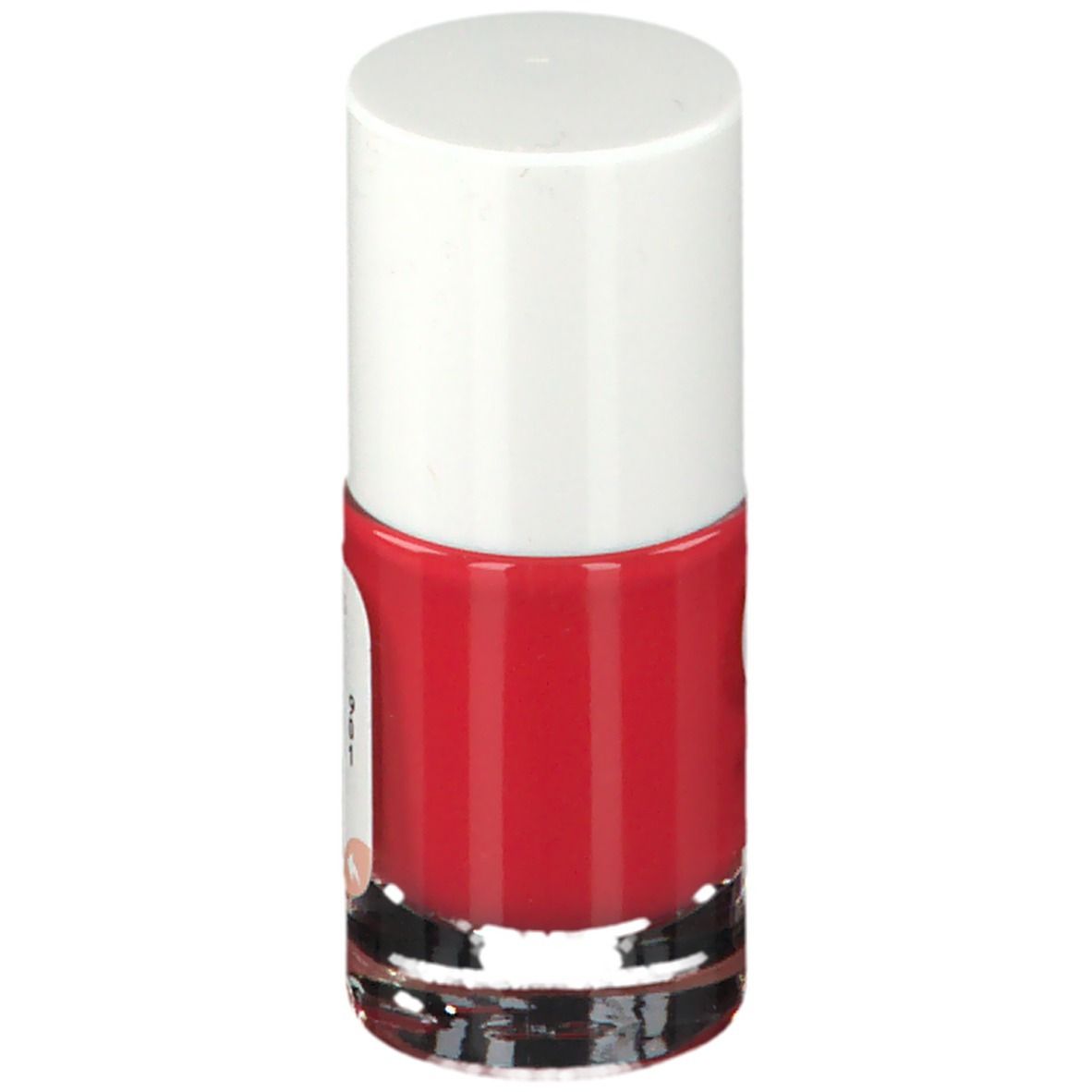 Nagellakflesje met rode vloeistof en witte dop. Label met tekst en logo.