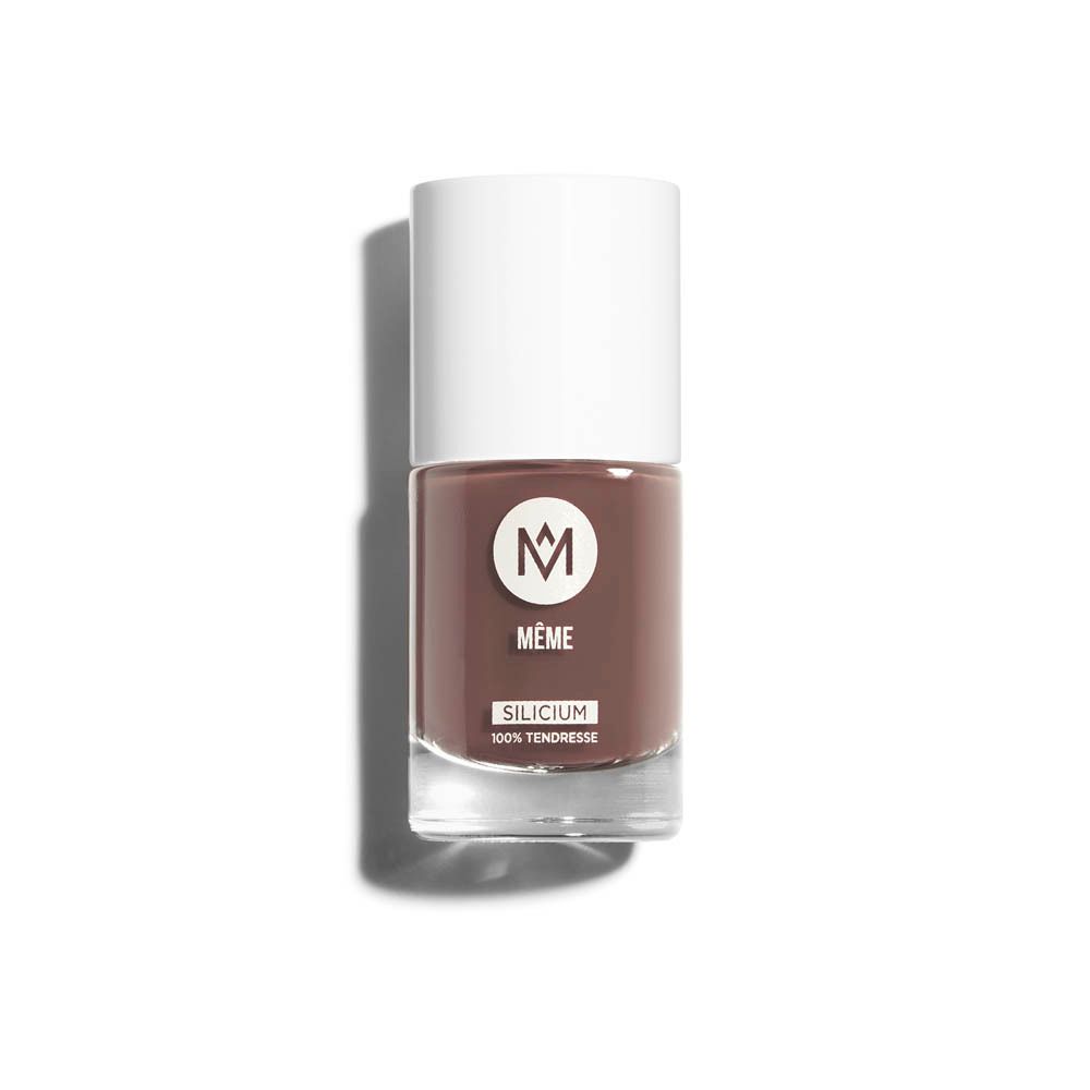 Nagellakfles met bruine inhoud en witte dop. Het MÊME-logo en de tekst SILICIUM zijn zichtbaar op de fles.
