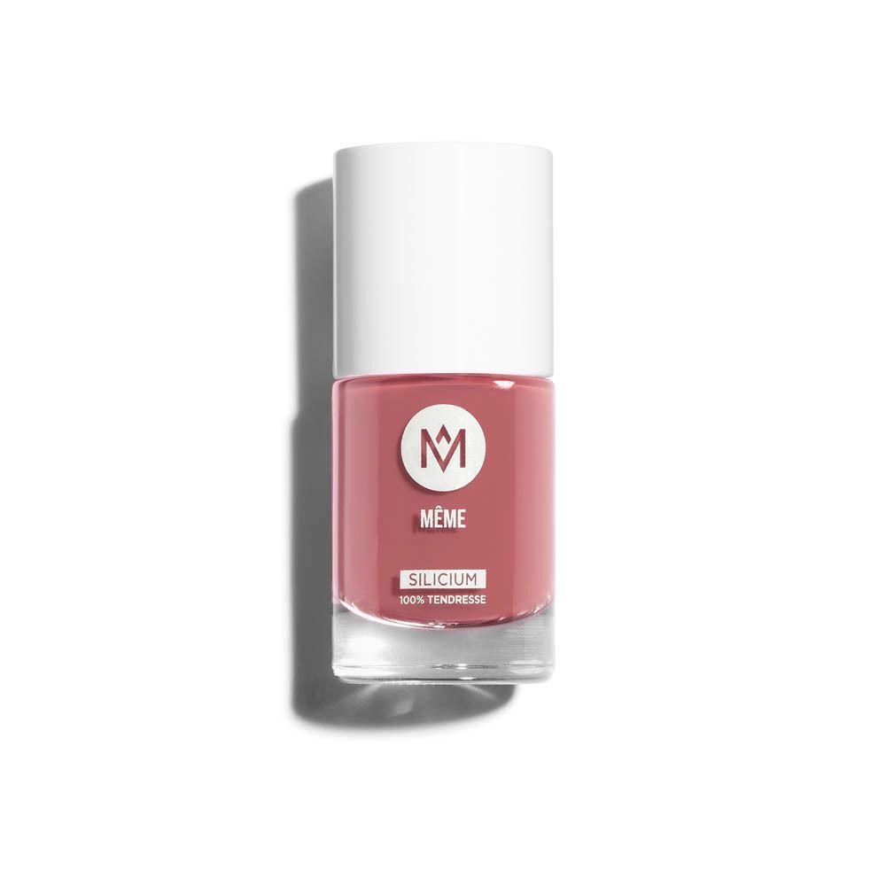 Nagellakfles met witte dop. Roze nagellak. Opschrift: MÊME, SILICIUM, 100% TENDRESSE.