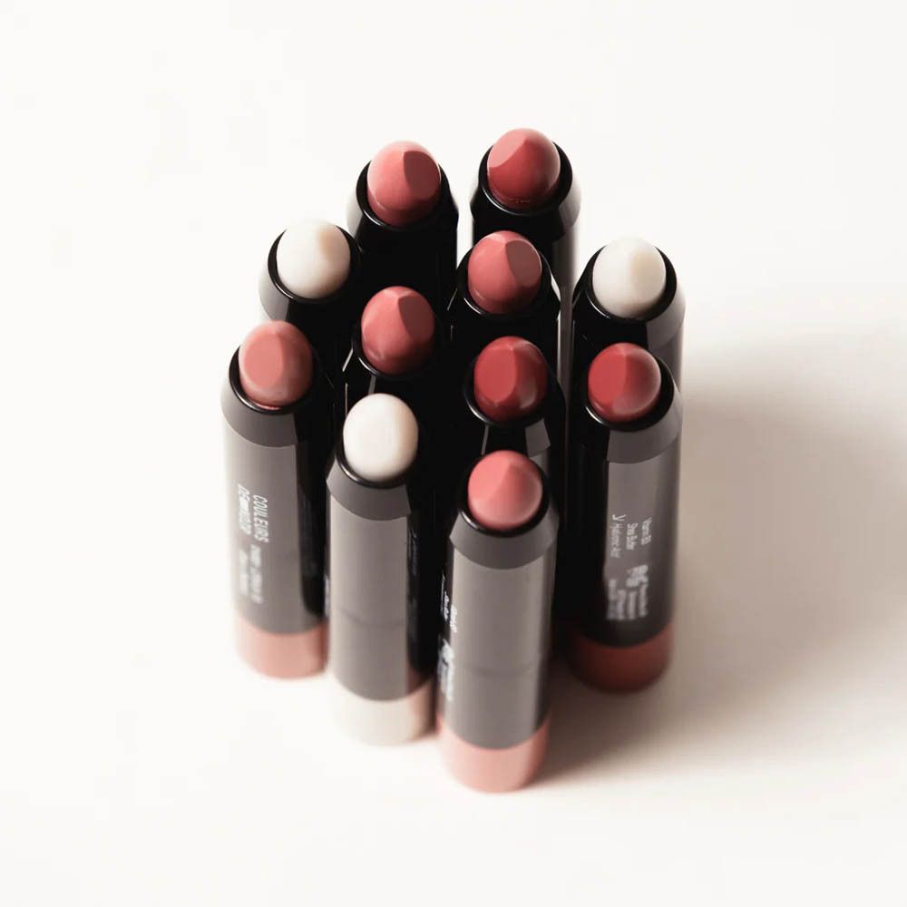 Plusieurs bâtons Chubby LipBalm. Bâtons noirs avec différentes teintes.