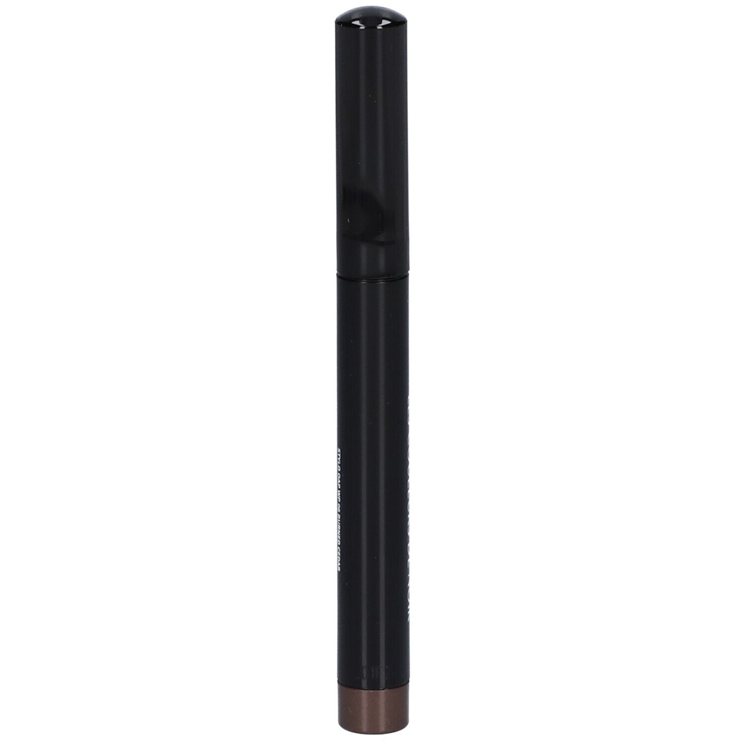 Crayon fard à paupières brun foncé. Stylo noir avec capuchon noir. Inscription : LES COULEURS DE NOIR.