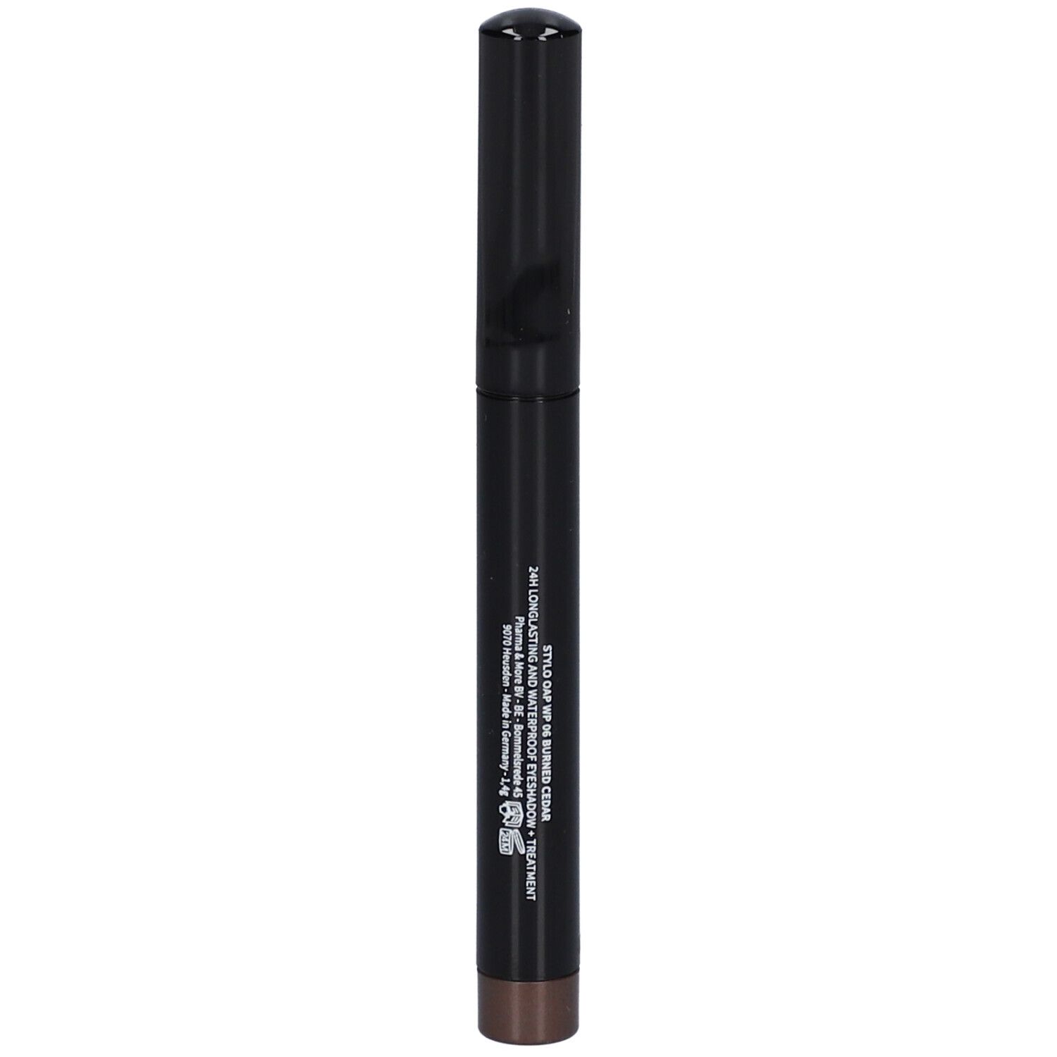 Crayon fard à paupières brun foncé. Stylo noir avec capuchon noir. Inscription : LES COULEURS DE NOIR.