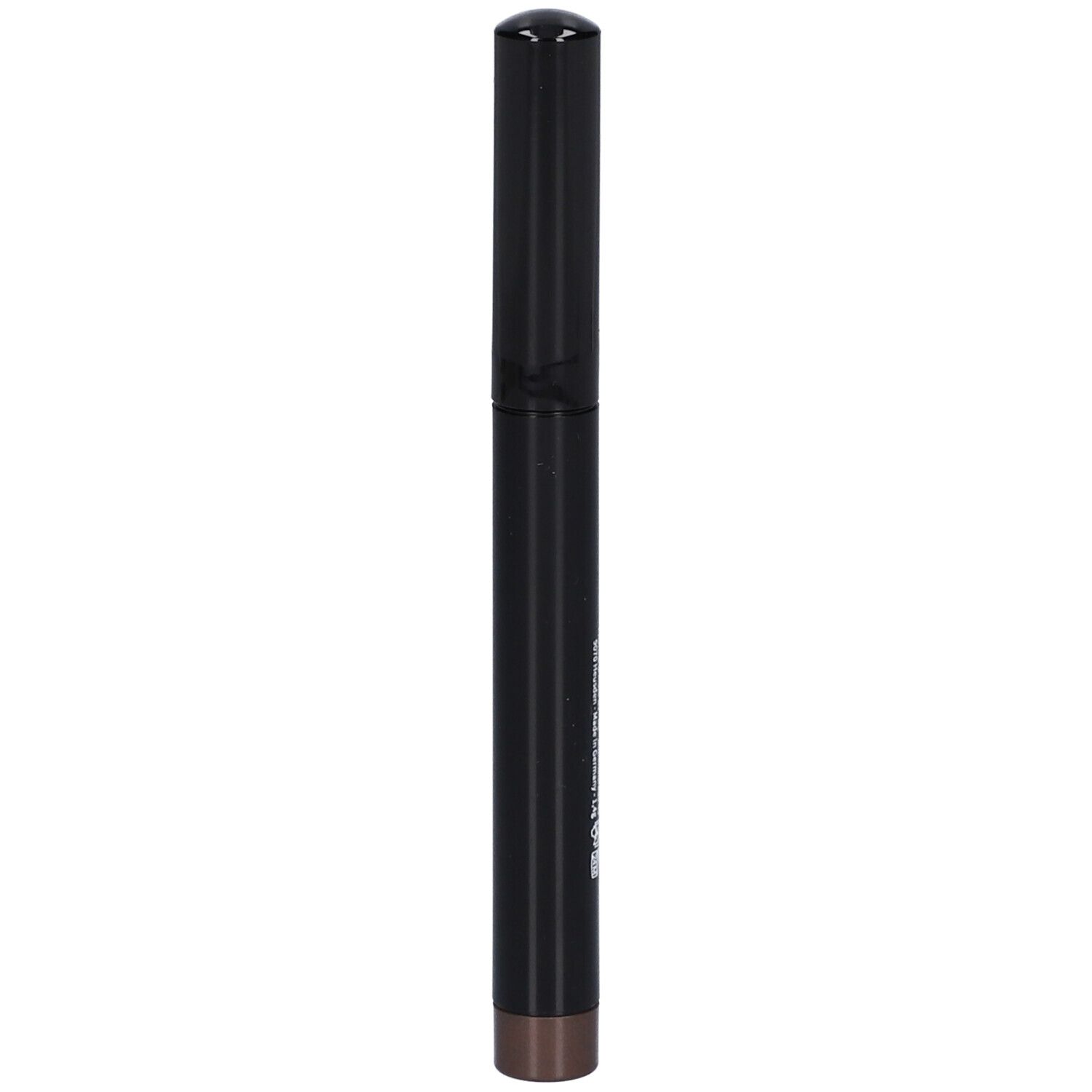Crayon fard à paupières brun foncé. Stylo noir avec capuchon noir. Inscription : LES COULEURS DE NOIR.
