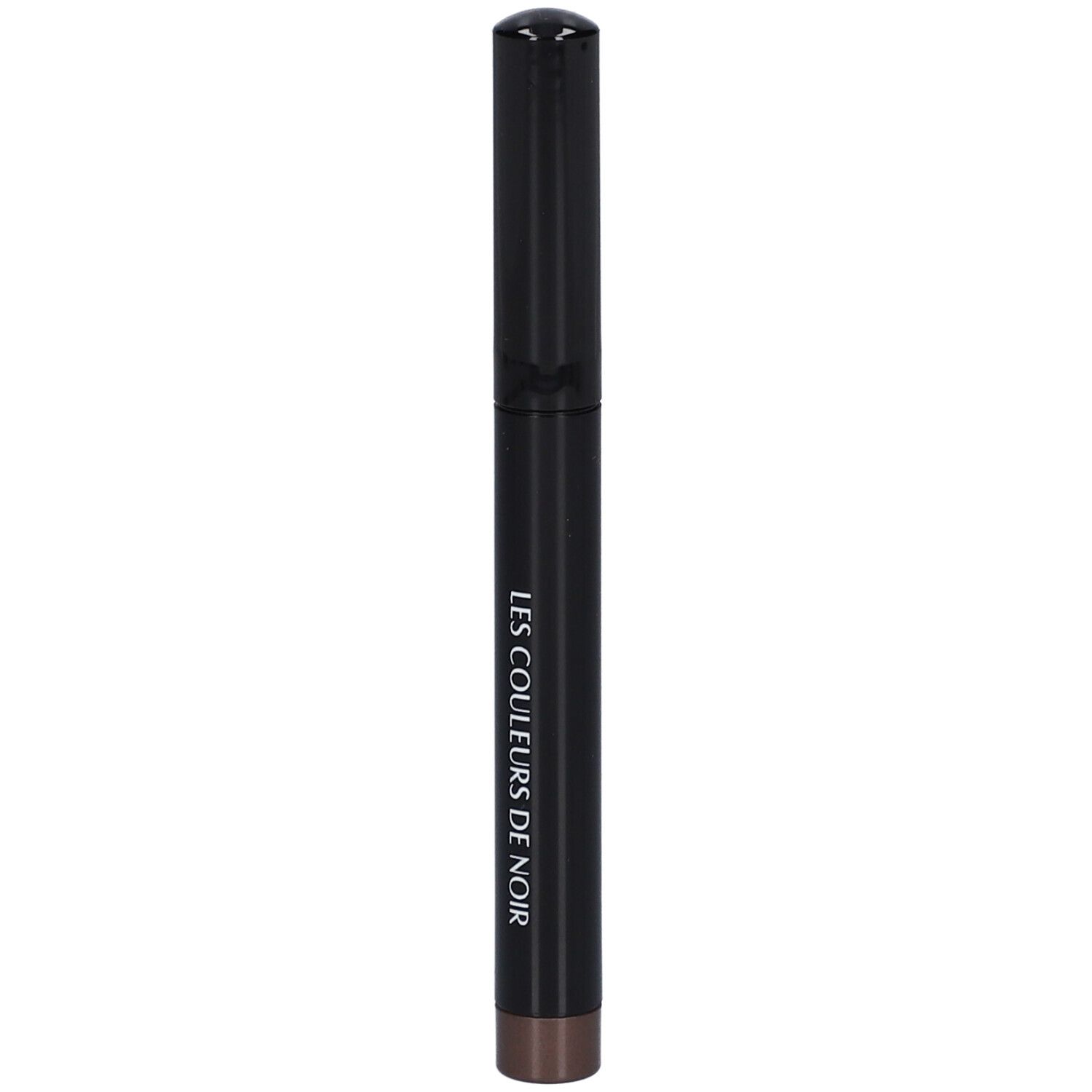 Crayon fard à paupières brun foncé. Stylo noir avec capuchon noir. Inscription : LES COULEURS DE NOIR.