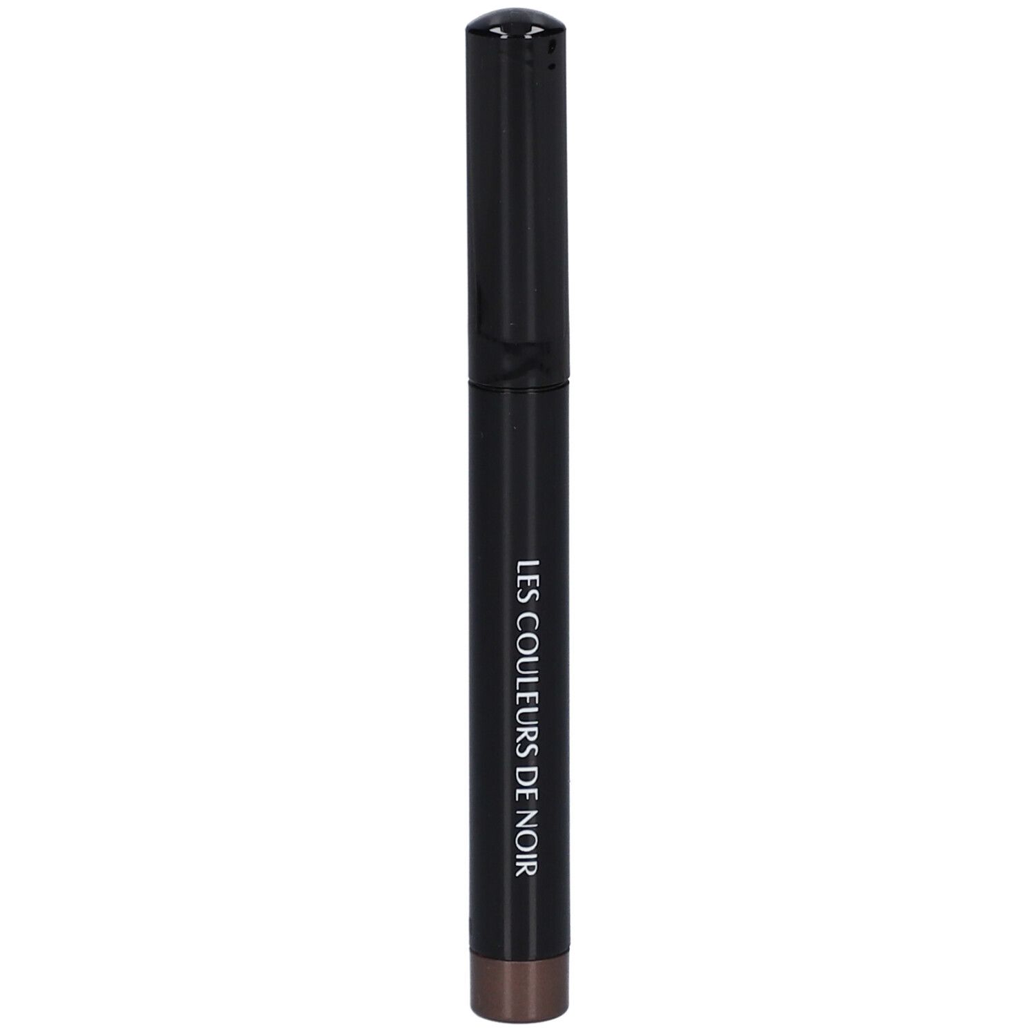 Crayon fard à paupières brun foncé. Stylo noir avec capuchon noir. Inscription : LES COULEURS DE NOIR.