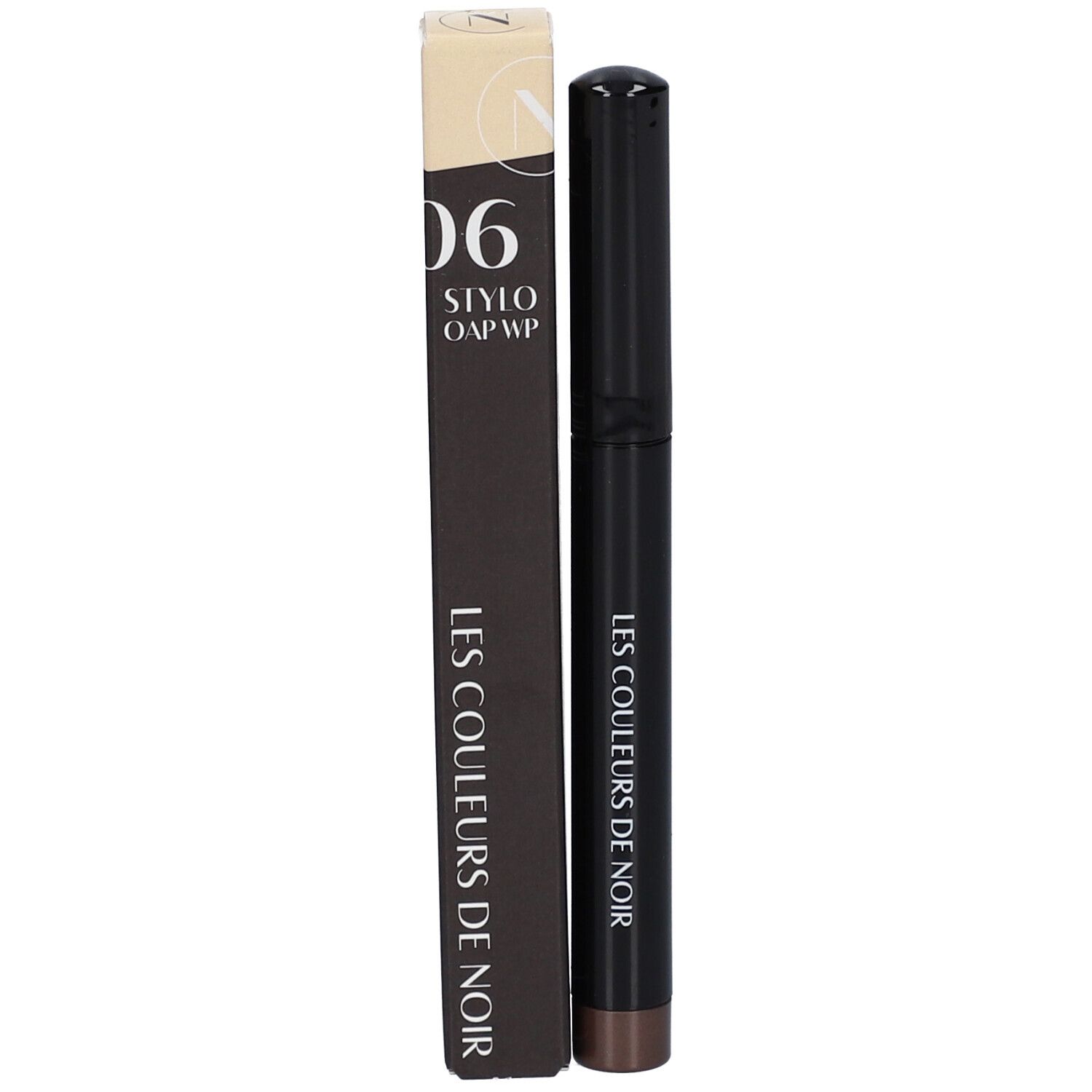 Crayon fard à paupières brun foncé. Stylo noir avec capuchon noir. Inscription : LES COULEURS DE NOIR.