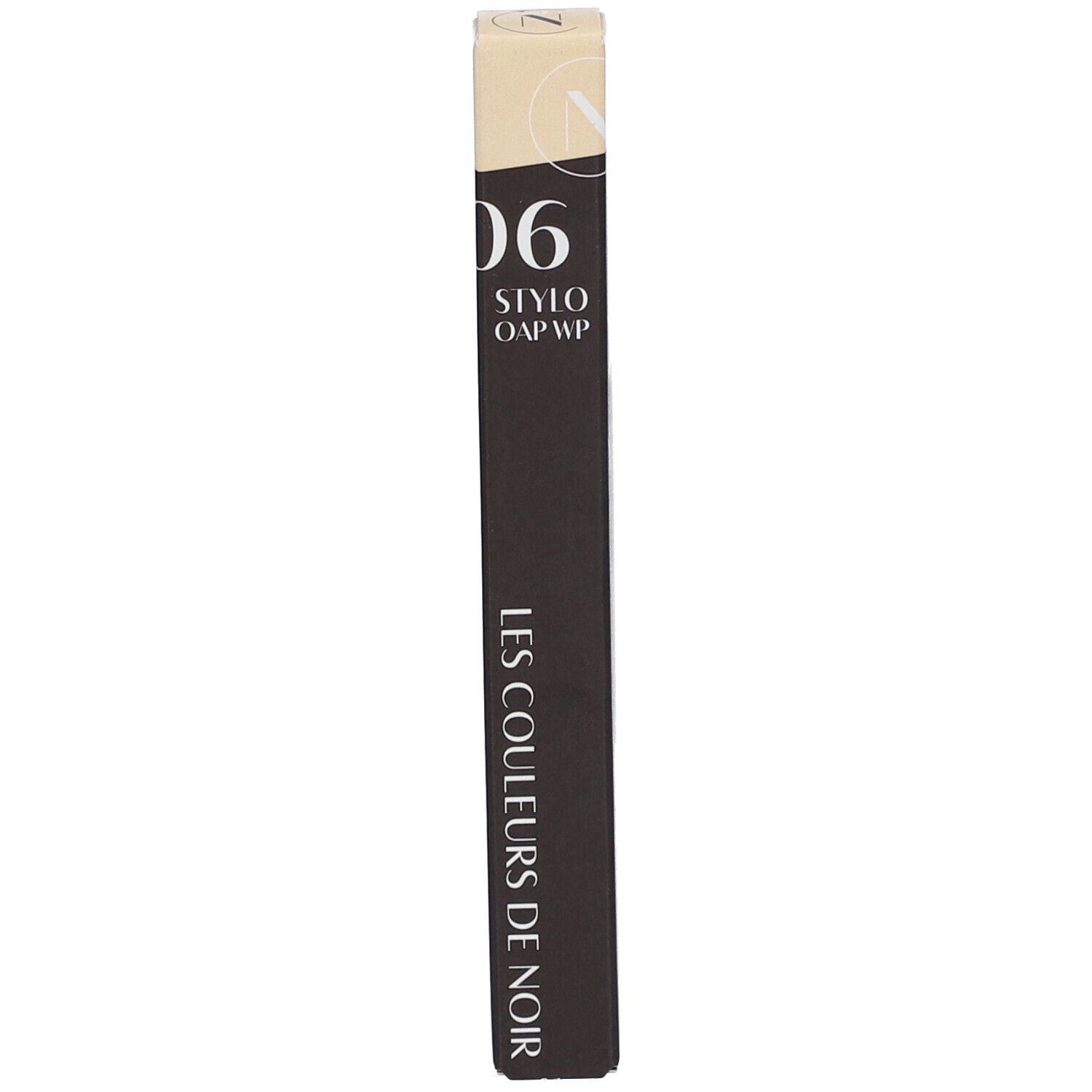 Crayon fard à paupières brun foncé. Stylo noir avec capuchon noir. Inscription : LES COULEURS DE NOIR.