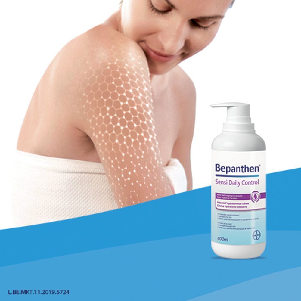 Witte fles met pomp. Opschrift: Bepanthen SensiDaily Control. Tekst in het Frans. 400 ml.