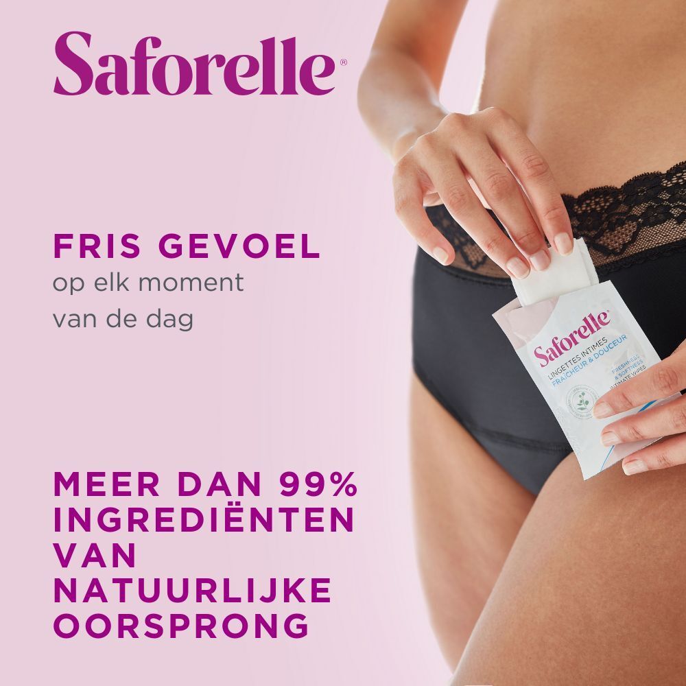 Gros plan d'une femme tenant un sachet individuel de lingettes intimes Saforelle. Texte : Sensation de fraîcheur à tout moment de la journée.