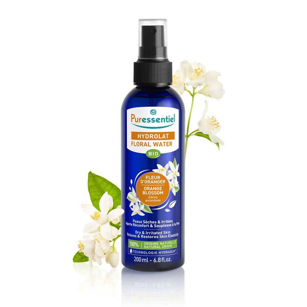 Blauwe fles met verstuiver en oranjebloesem. Opschrift: Puressentiel, Hydrolat, Floral Water, Bio. Oranjebloesem.