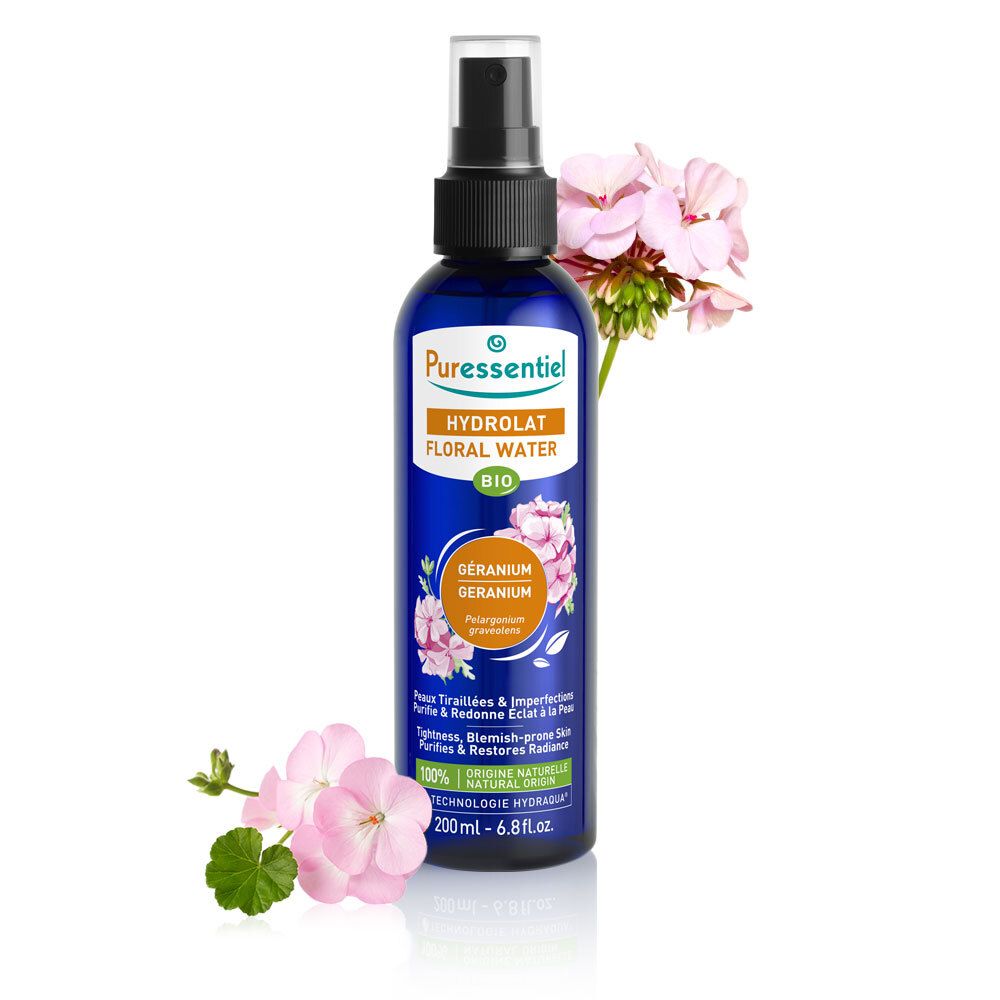 Blauwe Flasche mit Zerstäuber und Blüten. Aufschrift: Puressentiel, Hydrolat Floral Water, Bio. Geranium. 200ml.