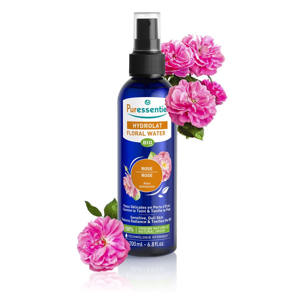 Blauwe fles met verstuiver en rozenbloemen. Opschrift: Puressentiel, Hydrolat Floral Water Bio. Illustratie van rozen.