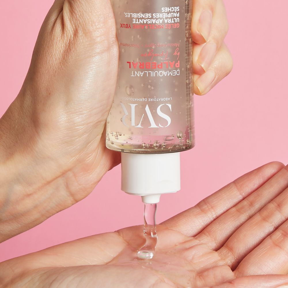 Handen houden SVR Palpebral oogmake-up remover vast. Product wordt op de handpalm gegoten.