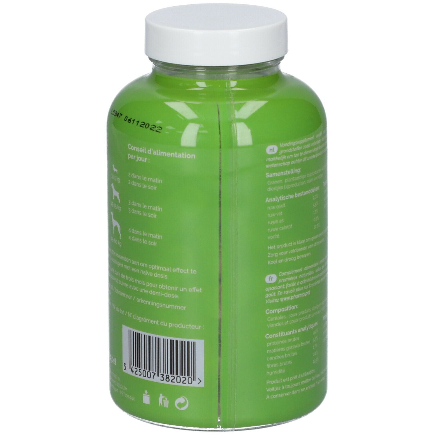 Achterkant van een groene fles. Tekst met voedingsaanbevelingen. Witte dop. Barcode.