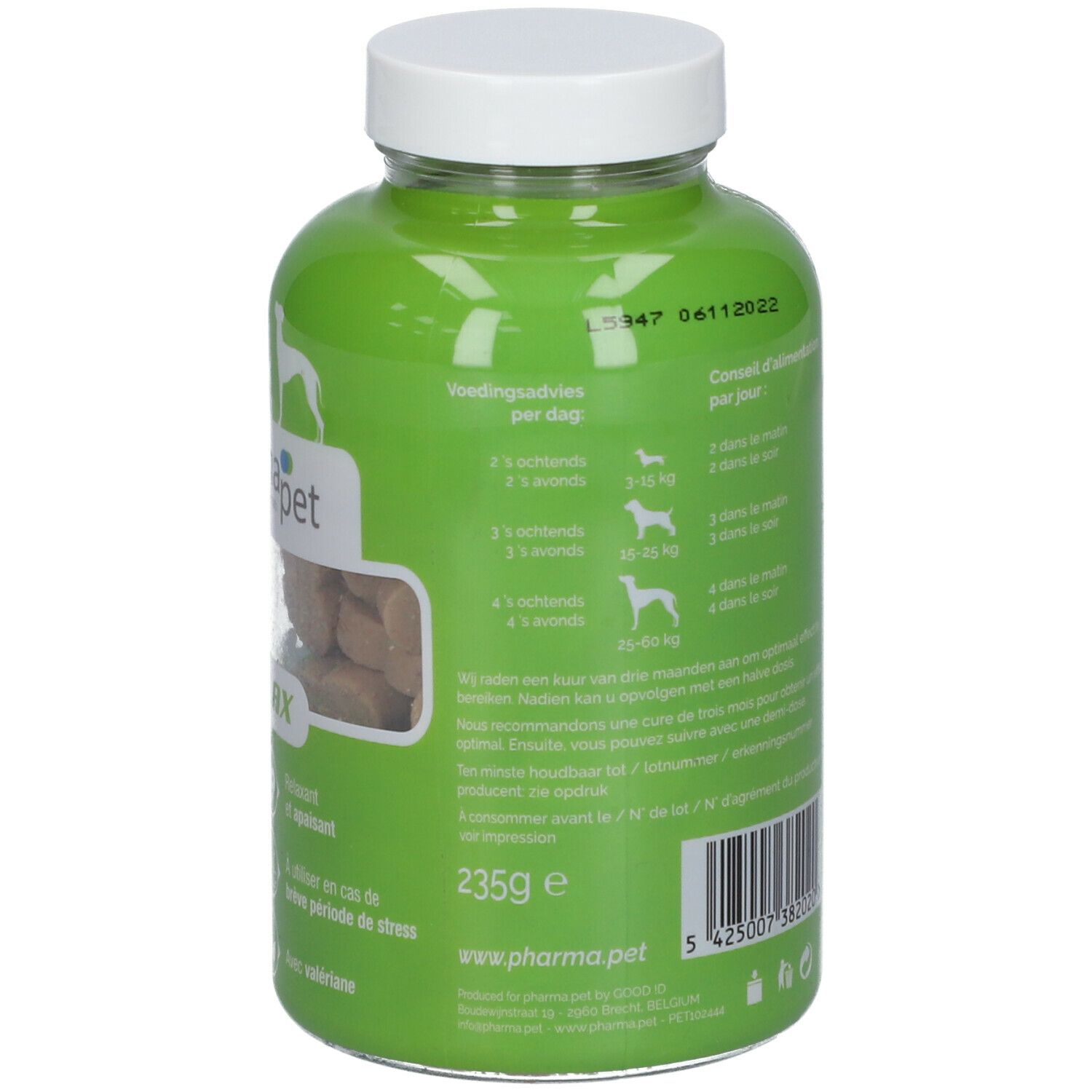 Achterkant van een groene fles. Tekst met voedingsaanbevelingen. Witte dop. 235g. Barcode.