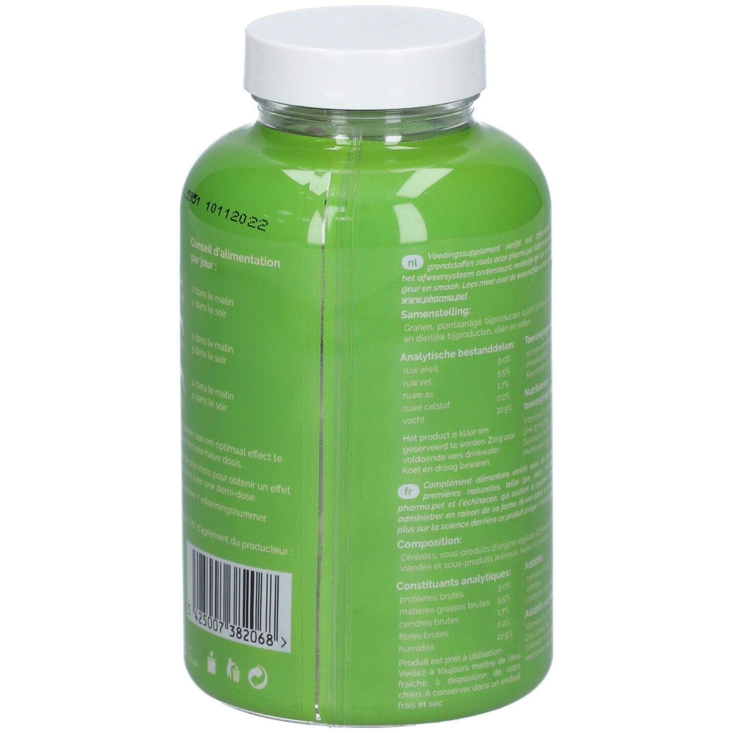 Groene fles met witte dop. Achterkant met tekst, barcode en houdbaarheidsdatum.