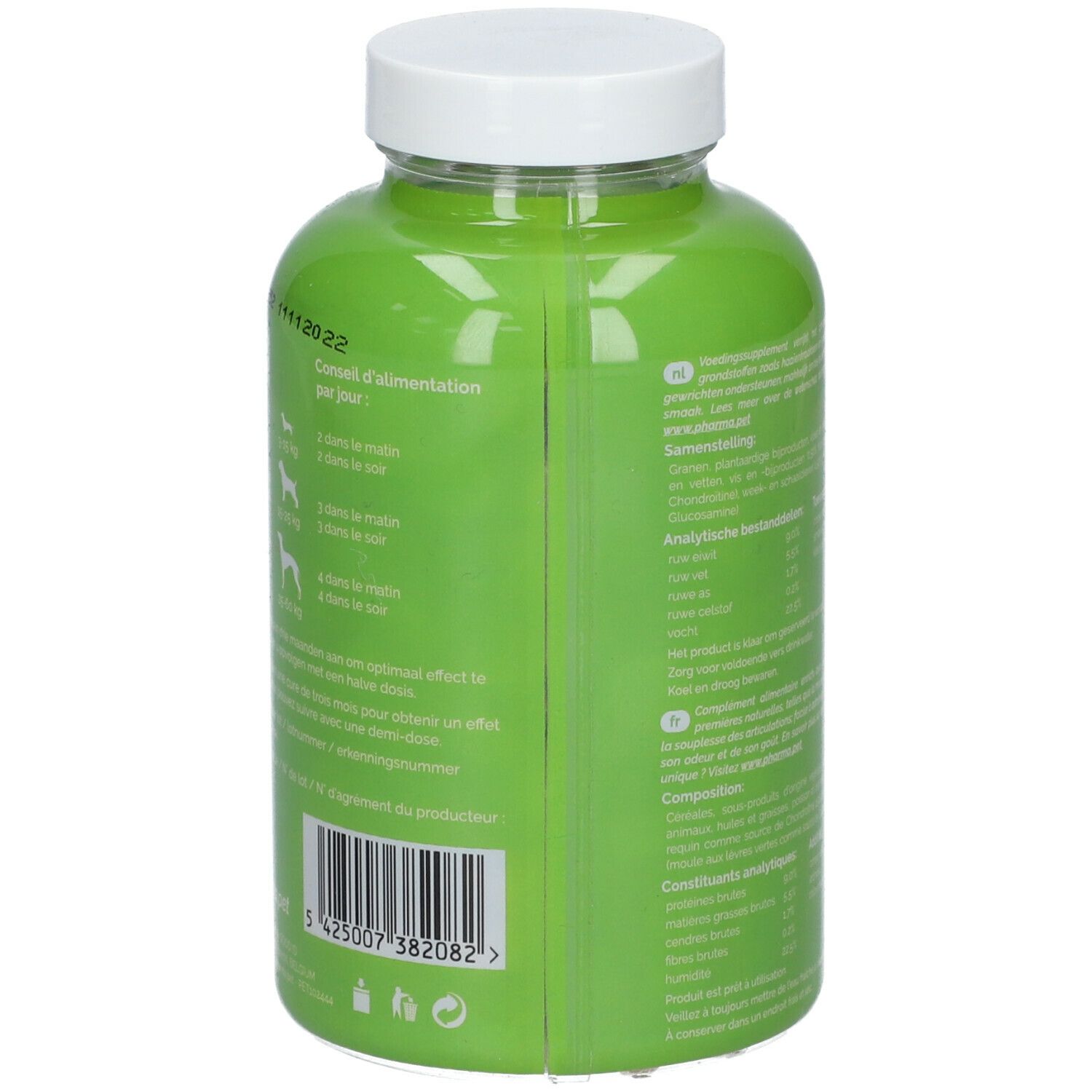 Achterkant van de groene fles. Tekst in meerdere talen. Bevat informatie over het product.