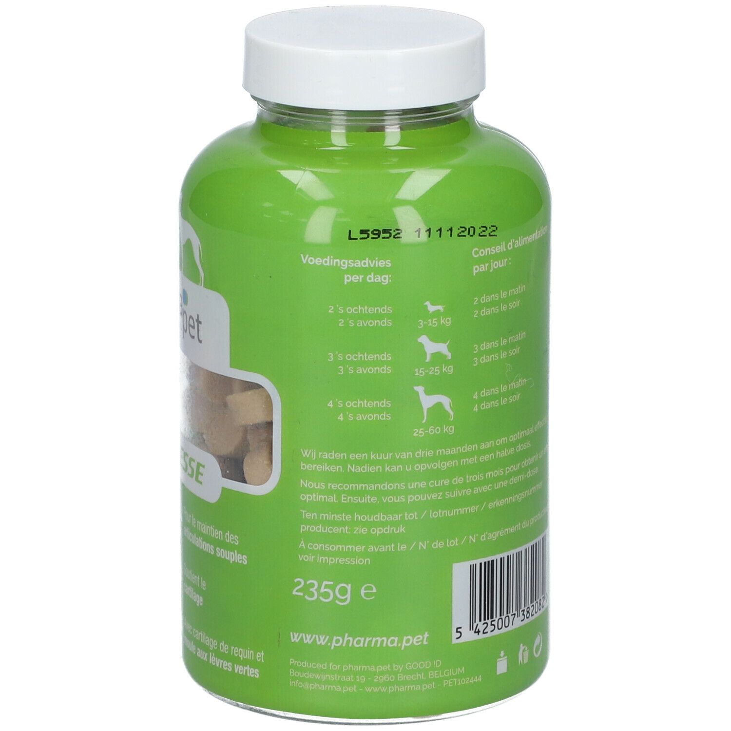 Achterkant van de groene fles. Tekst in meerdere talen. Bevat informatie over het product.