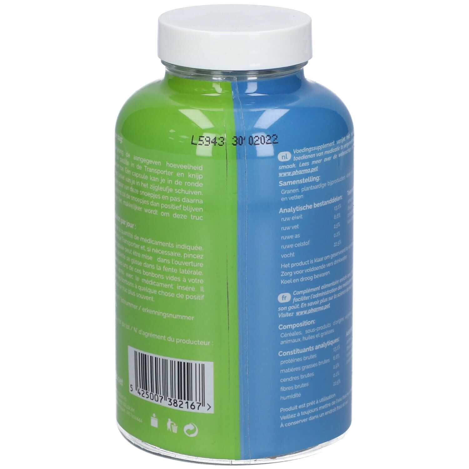 Achterkant van de glazen fles. Blauw en groen etiket met tekst en informatie. Witte dop.