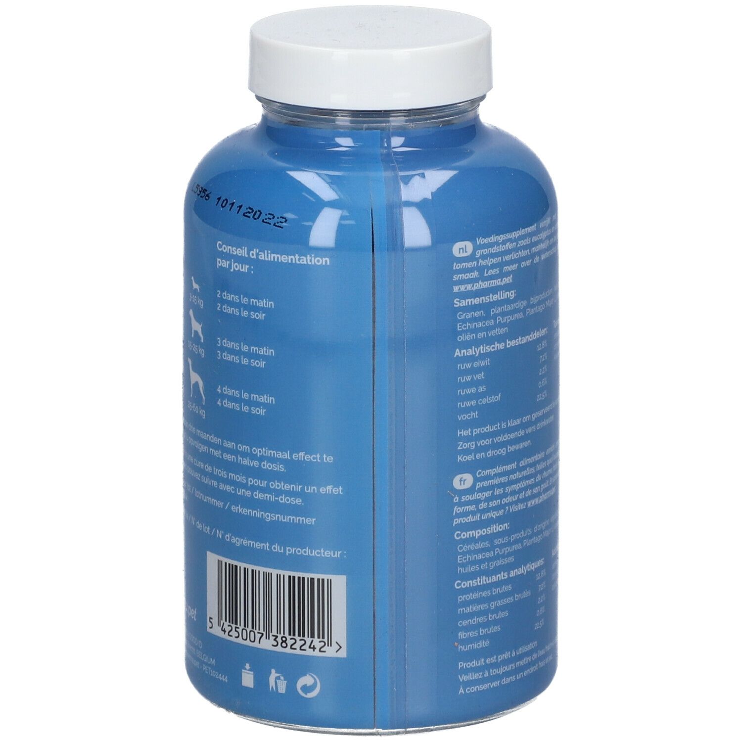 Achterkant van de blauwe fles. Tekst met voedingsadvies. Witte dop. Barcode.