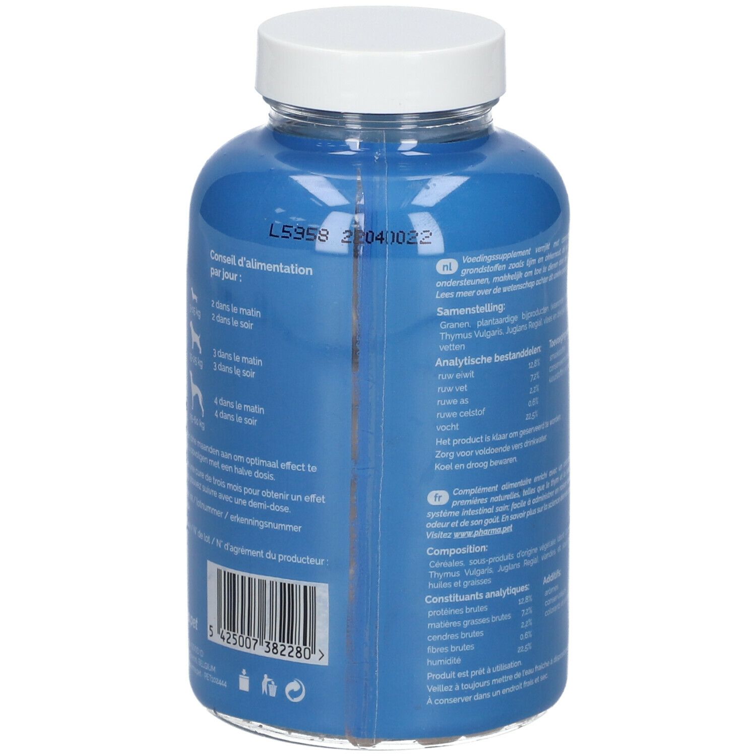Blauwe fles met witte dop. Tekst in meerdere talen. Bevat tabletten. Opschrift: L5958 20241022.