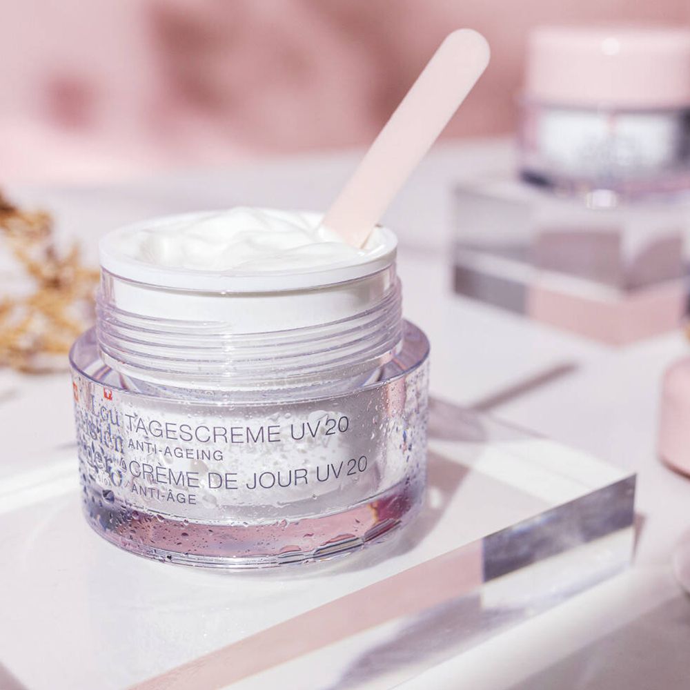 Open crèmepot met spatel. Opschrift: Louis Widmer, Dagcrème UV 20, Anti-Ageing, Crème de Jour UV 20.