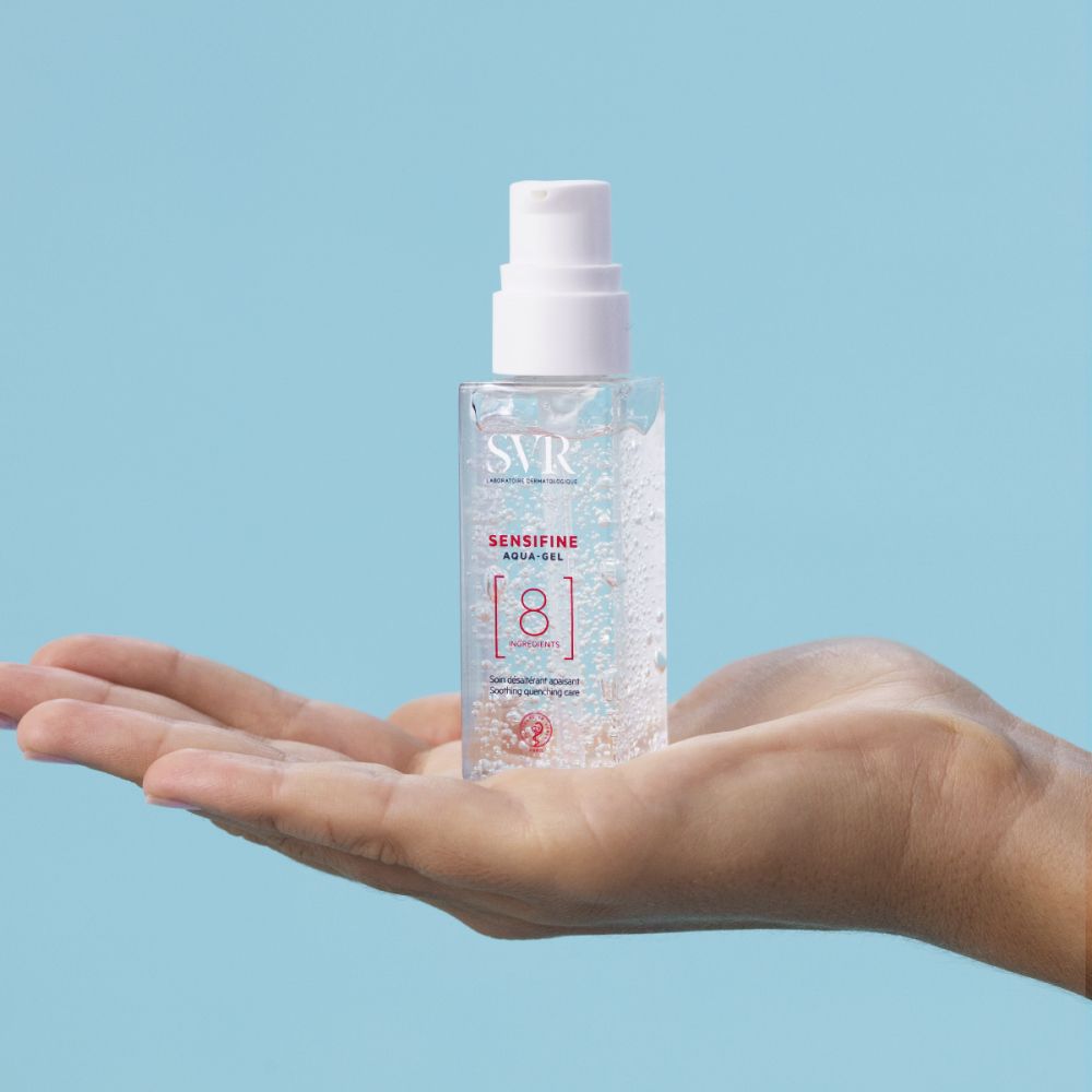 Flacon transparent avec bouchon pompe blanc. Inscription : SVR, Sensifine Aqua-Gel, 8 ingrédients.