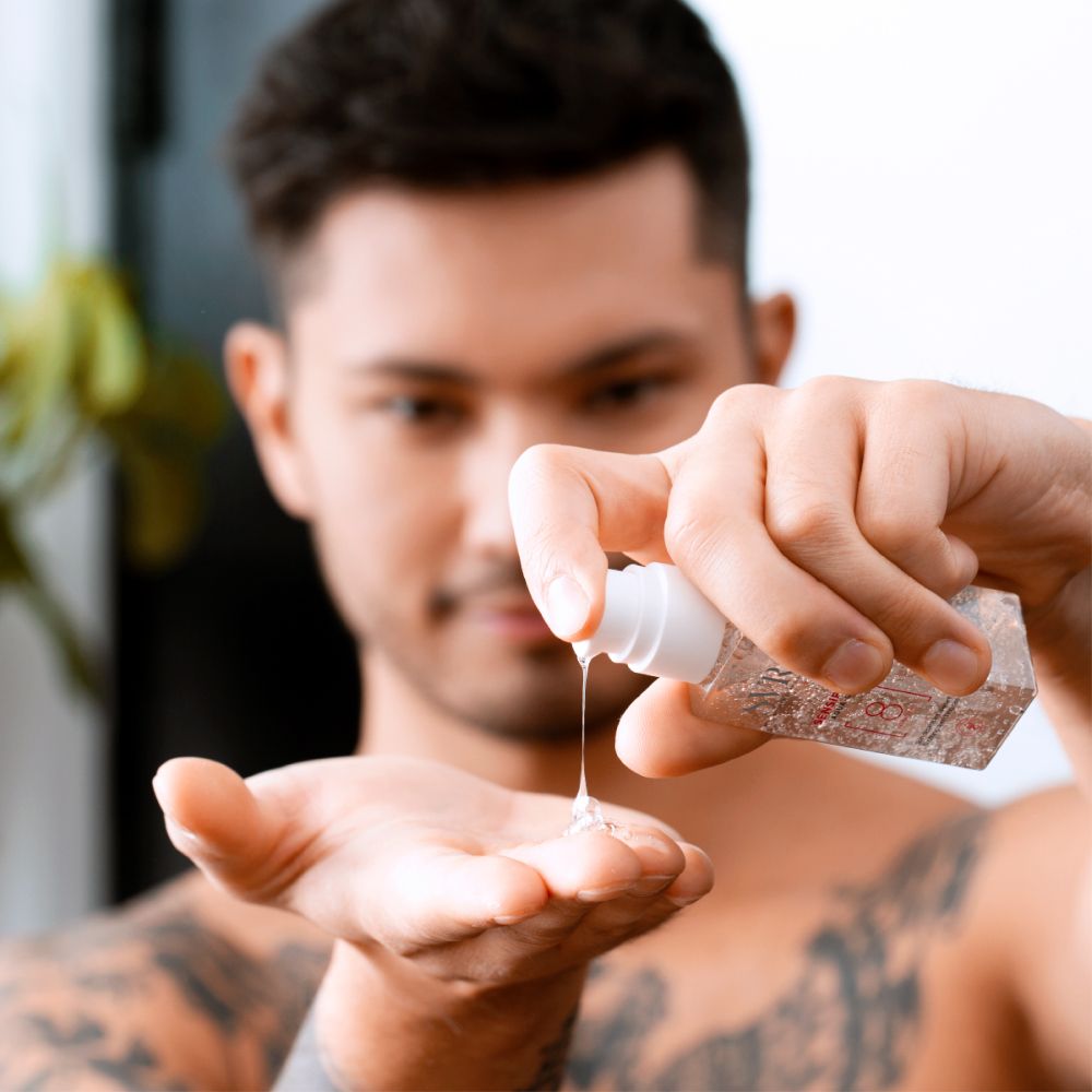 Transparante flacon met witte pomp. Opschrift: SVR, Sensifine Aqua-Gel, 8 Ingredients.
