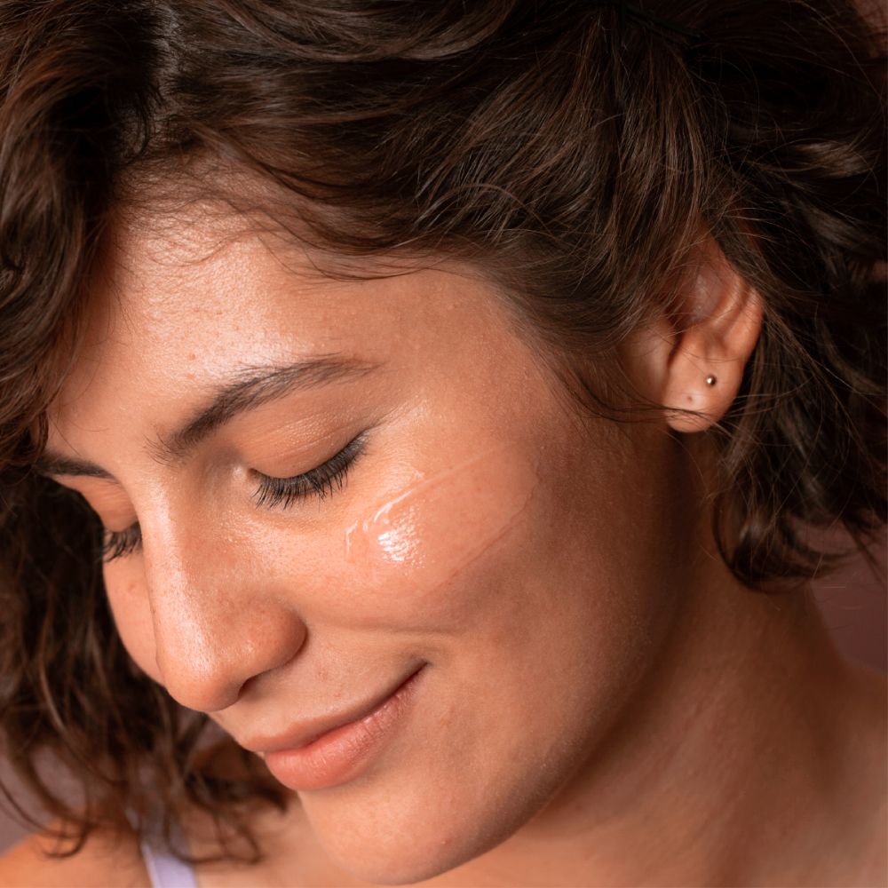 Transparante flacon met witte pomp. Opschrift: SVR, Sensifine Aqua-Gel, 8 Ingredients.
