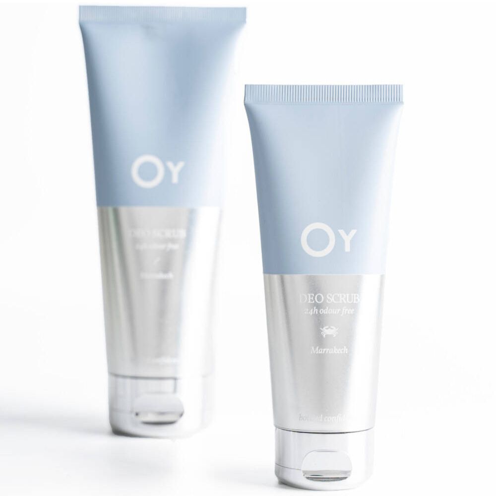 Twee tubes, lichtblauw en zilver. OY-logo en tekst DEO SCRUB. Schroefdoppen.