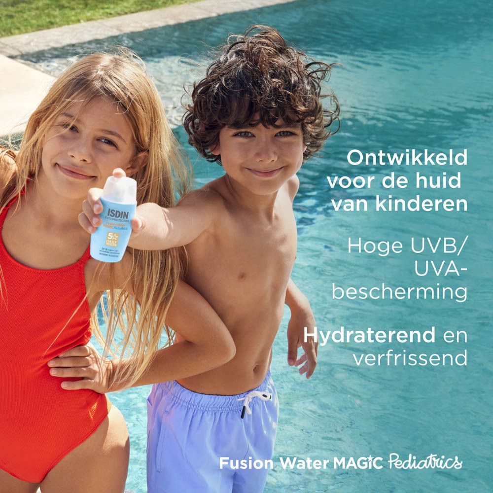 Zwei Kinder am Pool. Ein Junge hält eine ISDIN Pediatrics Fusion Water Sonnencreme. Hoher UV-Schutz.