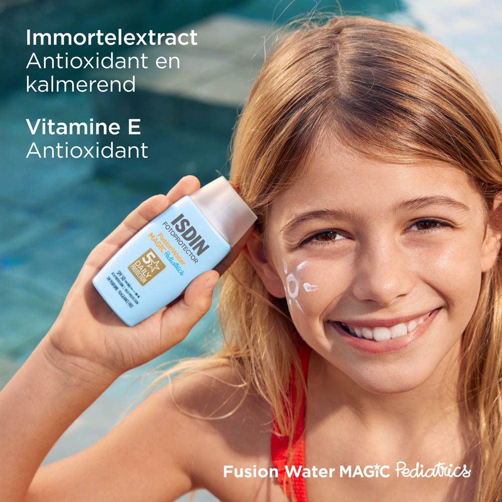 Ein Vater trägt Sonnencreme auf die Wange seines Kindes auf. Für den Strand und das Schwimmbad.