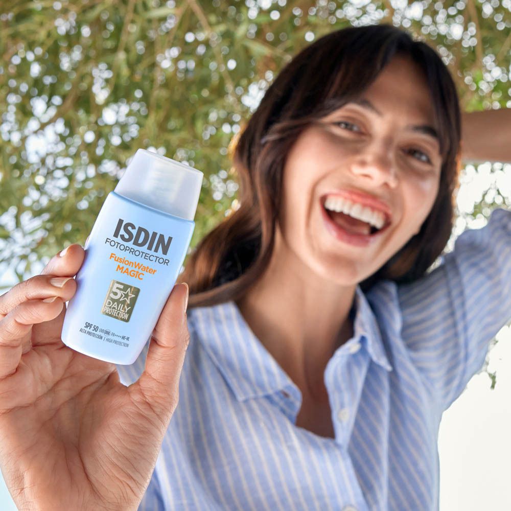 ISDIN Fotoprotector FusionWater Magic. Frau hält die Flasche. Aufdruck: SPF 50, 5x Daily Protection.
