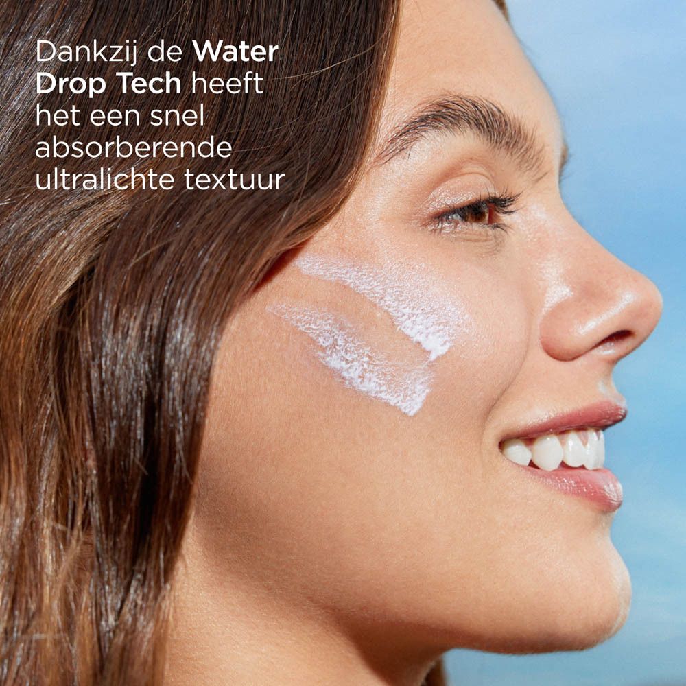 Gesicht einer Frau mit Sonnencreme. Text: Water Drop Tech, schnell absorbierend, ultraleichte Textur.