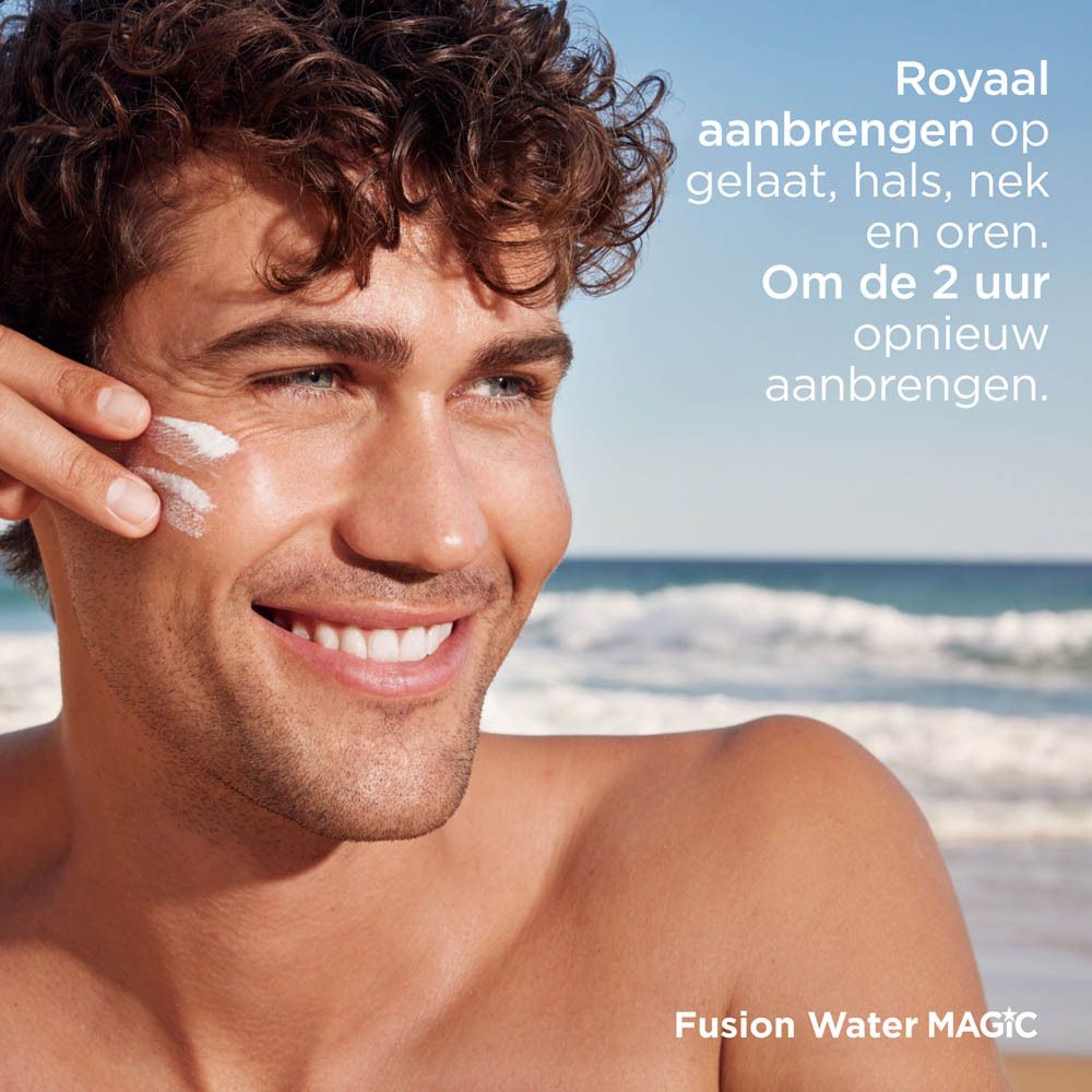 Mann trägt Sonnencreme auf. Text: Gesicht, Hals, Nacken, Ohren. Alle 2 Stunden erneut auftragen.