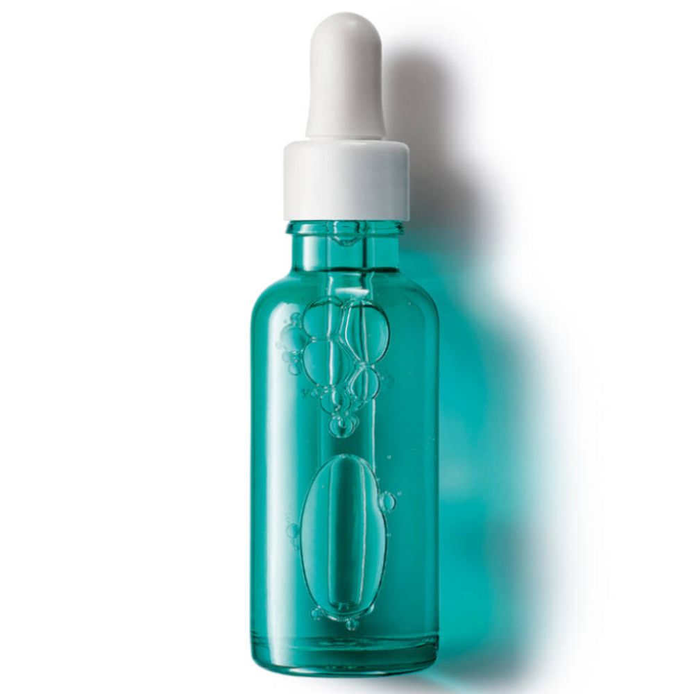 Groene glazen fles met pipet. Product zichtbaar van binnen. Witte achtergrond.