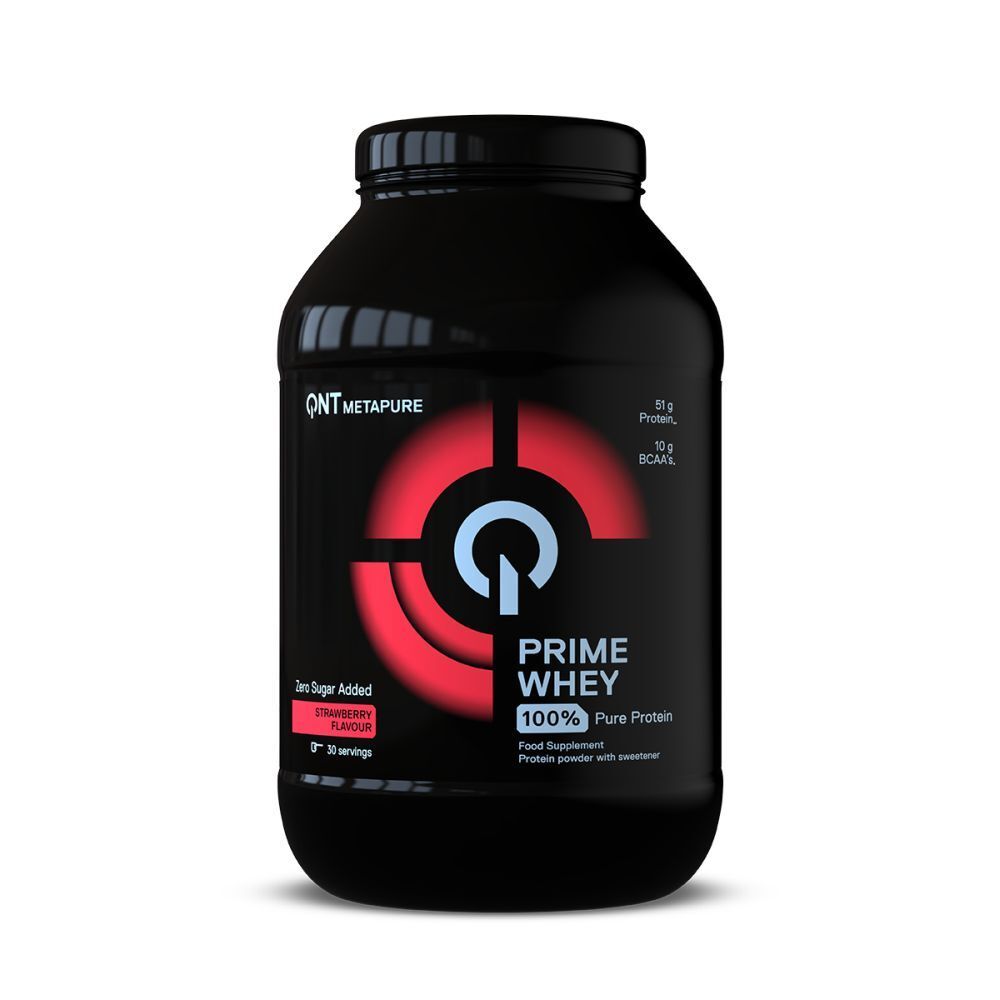 Boîte noire avec étiquette rouge et blanche. Inscription: Prime Whey, 100% Pure Protein, saveur fraise.