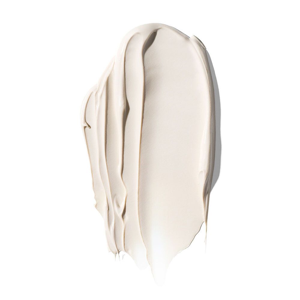 Texture crème blanchâtre sur fond clair. La texture est appliquée en un seul geste.