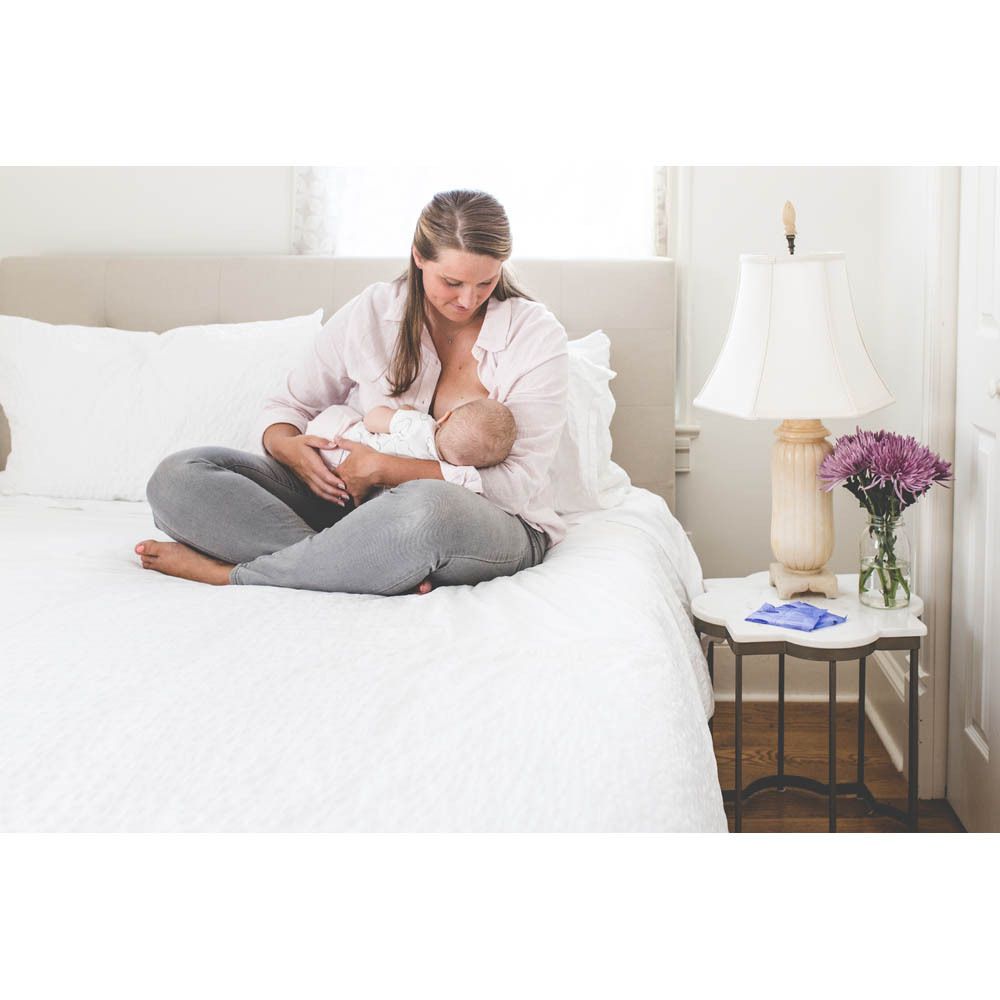Verpakking met Lansinoh® zoogcompressen. Zoogcompressen en baby op de verpakking.