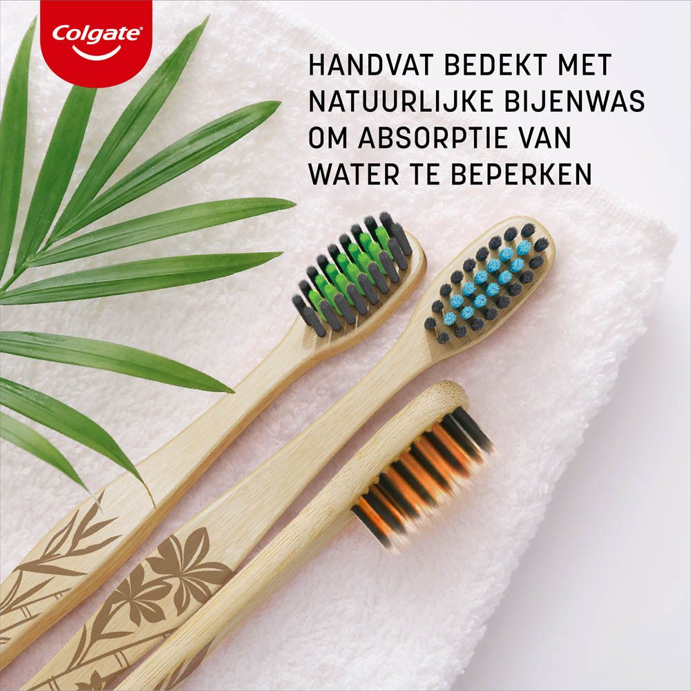 Meerdere Colgate bamboe tandenborstels. Groene, blauwe en oranje borstelharen, bamboe handvat. Tekst: Holzskool.