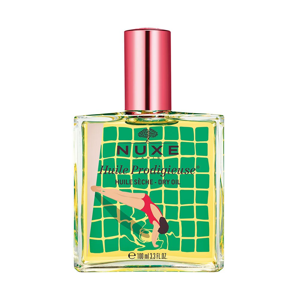 Vierkante glazen fles met roze dop. Etiket met groen zwembadontwerp en duikende vrouw. Tekst: Nuxe Huile Prodigieuse.