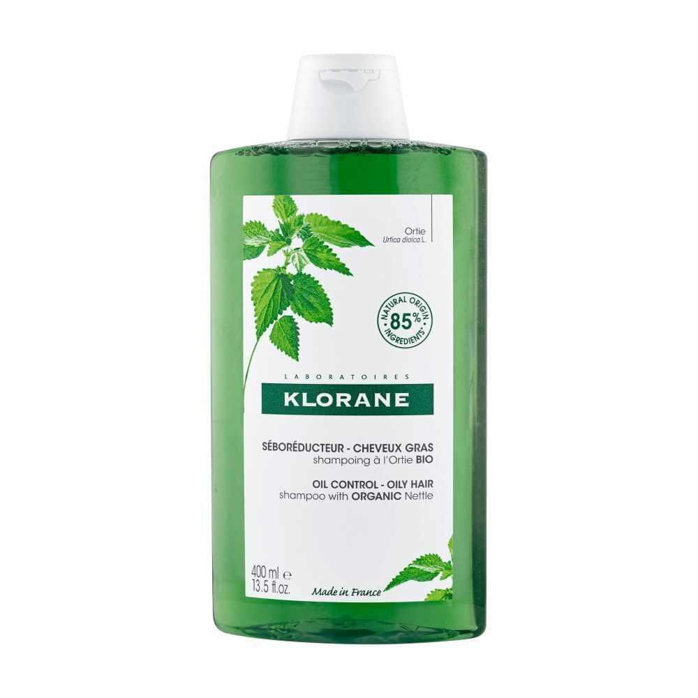 Flacon de shampooing Klorane. Étiquette verte et blanche avec illustration d'ortie. Texte: Seboréducteur, Oil Control, 400 ml.