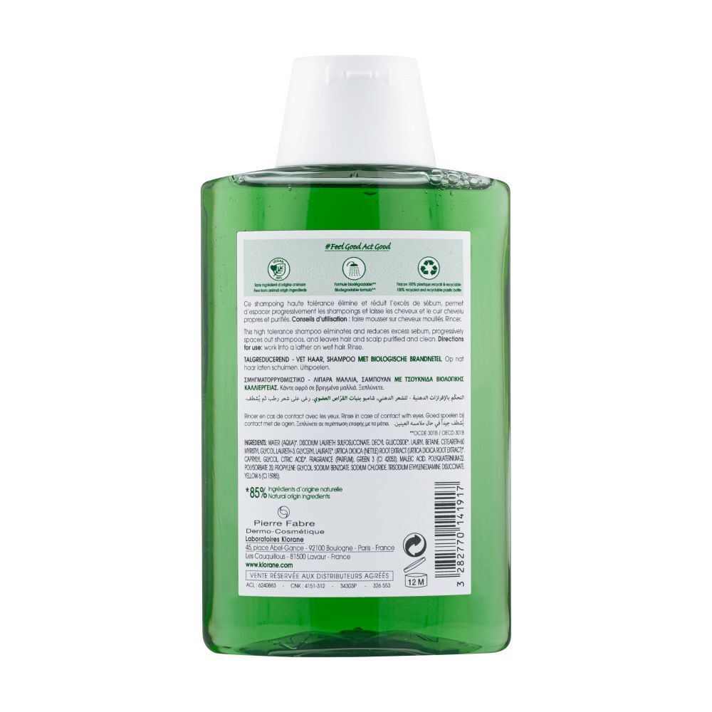 Achterkant Klorane shampoo fles. Meertalige tekst. 85% natuurlijke ingrediënten. Recycling logo.