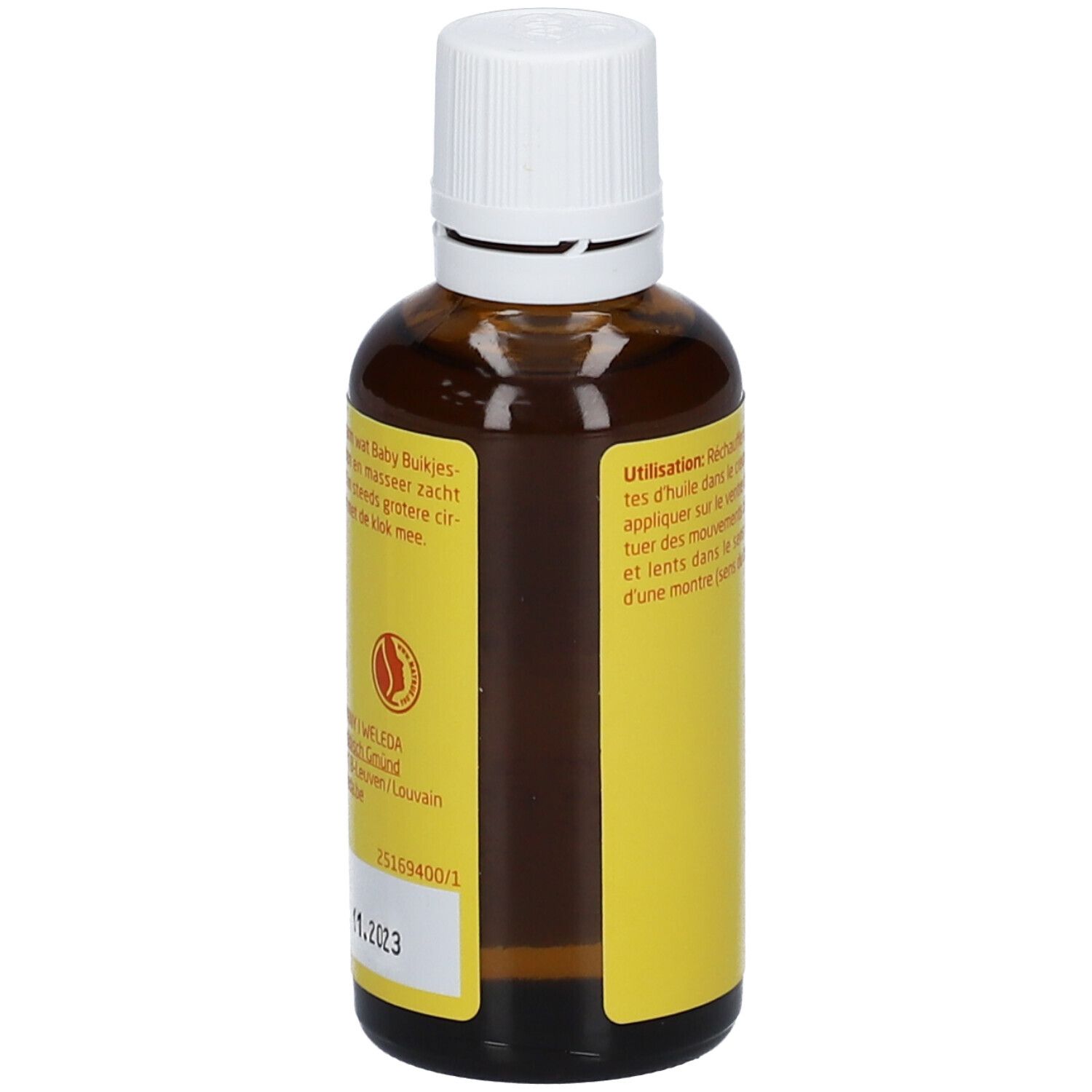 Achterkant van een bruine glazen fles met witte dop. Geel etiket met tekst en logo. Productie- en vervaldatum.