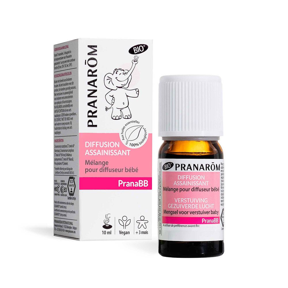 Bruine glazen fles met witte dop en roze etiket. Daarnaast een witte doos met roze accenten en een olifant.