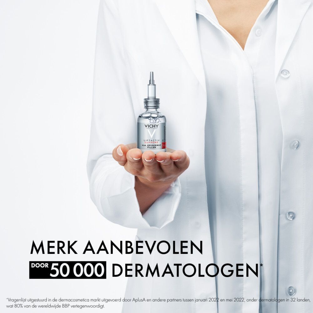 Persoon houdt Vichy Liftactiv Supreme H.A. Epidermic Filler Serum vast. Witte jas.