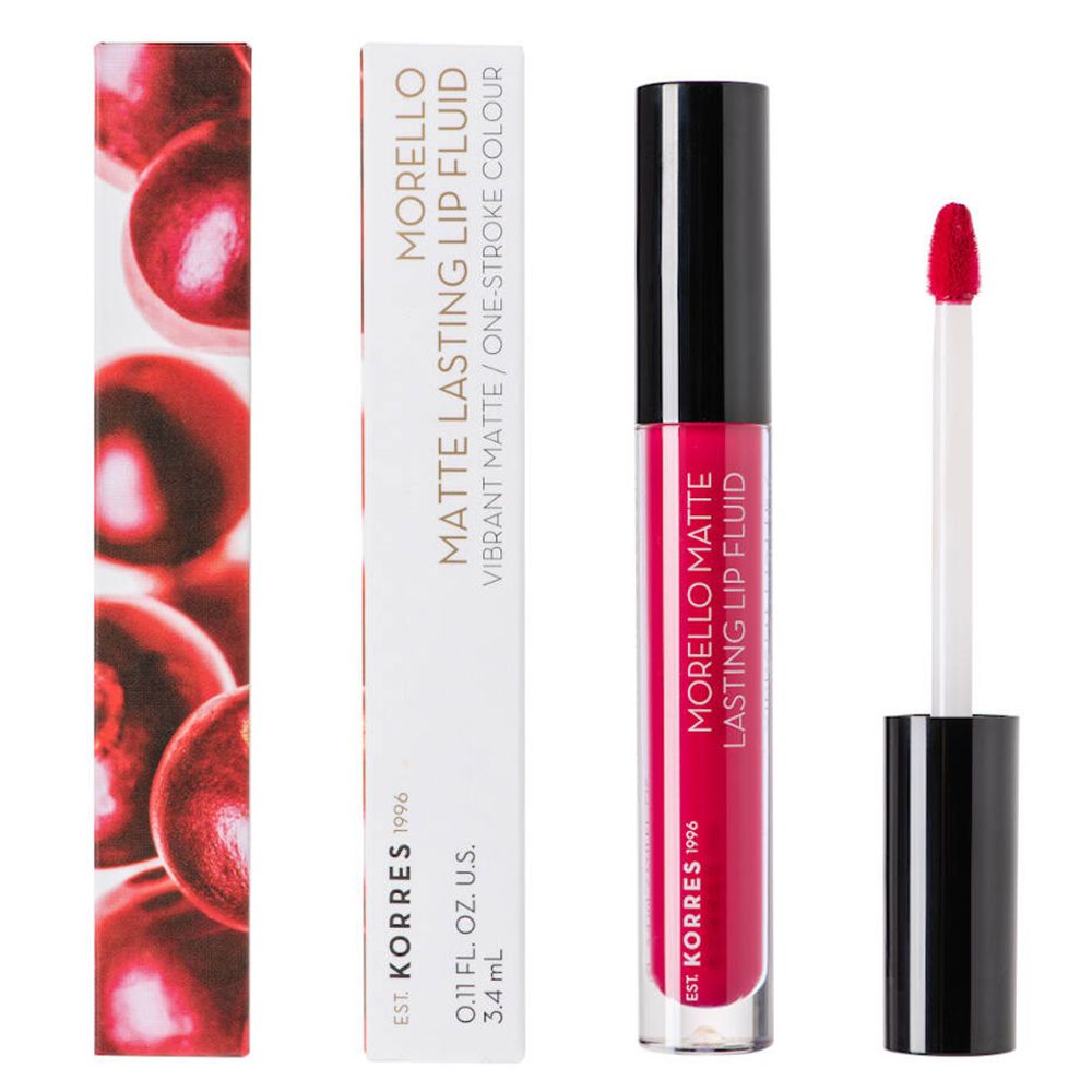 Korres Morello Lip Fluid, Strawberry Kiss. Produit et emballage. Liquide rouge, bouchon noir, applicateur. Motif de cerises sur l'emballage.