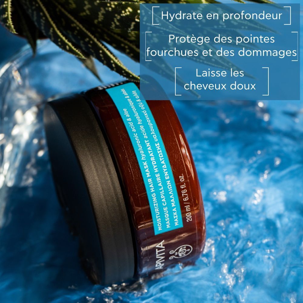 Produit dans l'eau. Inscription : APIVITA, Masque capillaire hydratant, acide hyaluronique & aloe vera.