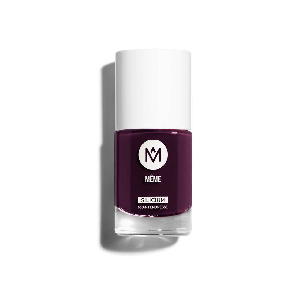 Flacon de vernis à ongles avec bouchon blanc. Étiquette: MÊME, Silicium. Couleur aubergine. Sur fond blanc.