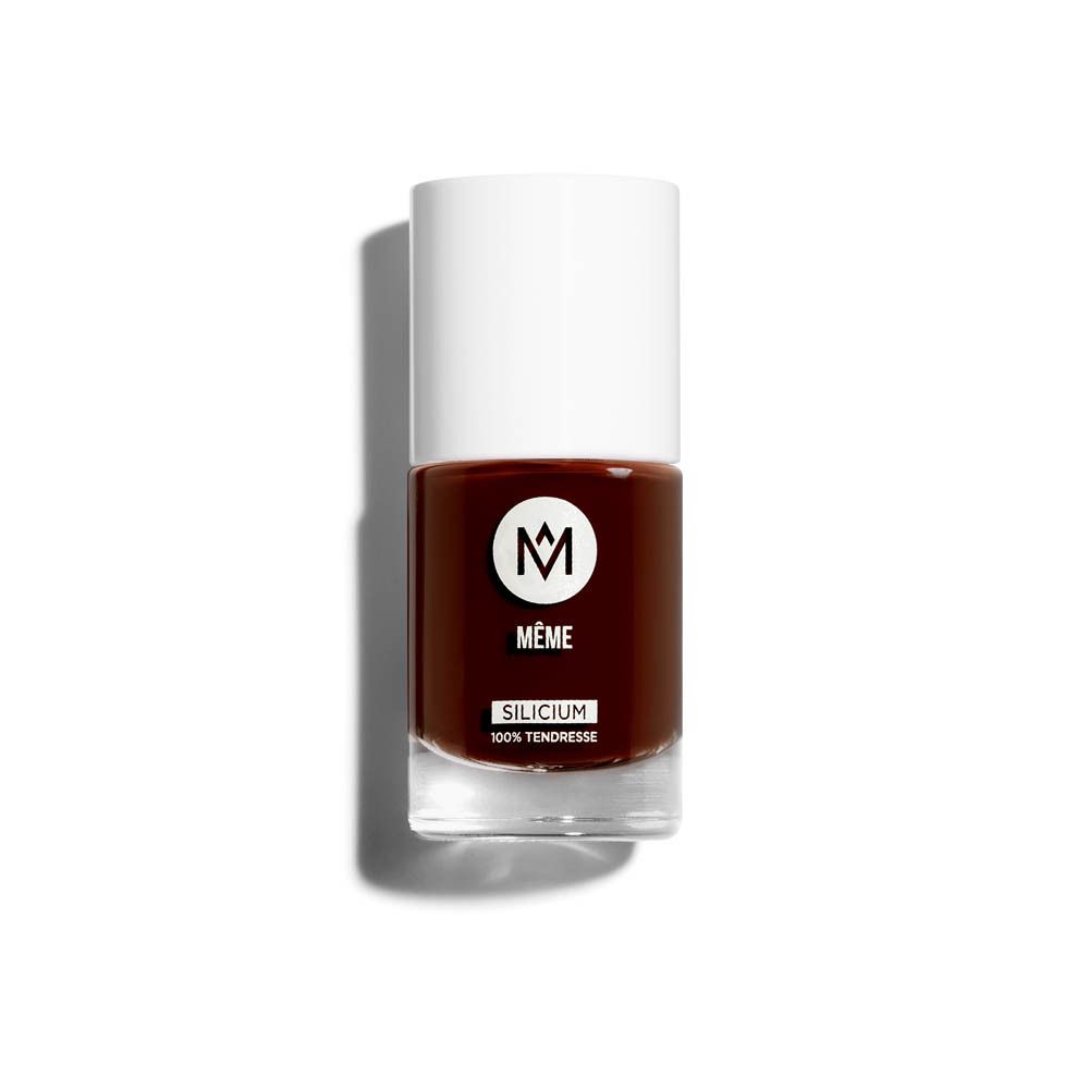 Nagellakflesje met bruine kleur. Witte dop. Opschrift: MÊME, SILICIUM, 100% Tendresse.